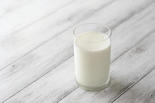 Sữa ấm - Tryptophan gi&uacute;p an thần v&agrave; ngủ s&acirc;u - Nguồn: Internet